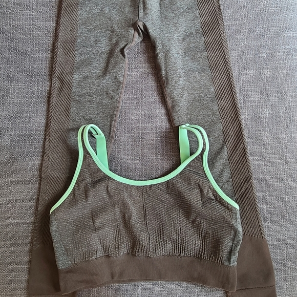 Fabletics Set - Picture 2 of 3